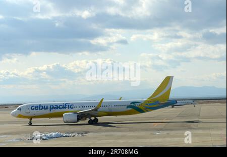 Ein Cebu Pacific Flugzeug am Chubu Centrair International Airport in der Nähe von Nagoya, Japan. Stockfoto