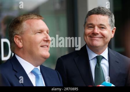 Minister für öffentliche Ausgaben und Reform Paschal Donohoe (rechts) und Minister für Finanzen Michael McGrath, der bei der Ankunft auf der Konferenz des Nationalen Wirtschaftsdialogs in Dublin Castle vor den Medien sprach. Stockfoto