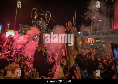 Istanbul, Türkei. 11. Juni 2023. Die Fans von Manchester City feiern ihren Sieg. Während des UEFA Champions League Cup-Spiels besiegte Manchester City im Atatürk-Olympiastadion Inter Mailand 1-0, gewann den Champions League Cup und die englischen Fans feierten am Istanbul Taksim Square. (Foto: Osman Sadi Temizel/SOPA Images/Sipa USA) Guthaben: SIPA USA/Alamy Live News Stockfoto