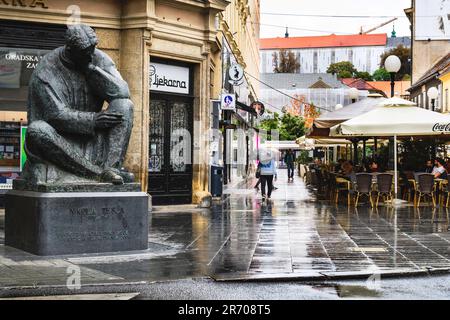 Ein Regentag in Zagreb mit Nikola Tesla Monument im Vordergrund. Stockfoto