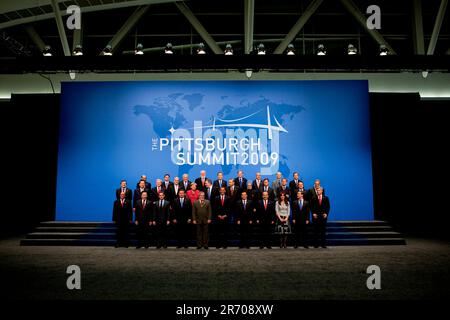 Pittsburgh, PA - 25. September 2009--versammeln sich US-Präsident Barack Obama und G20-Gipfel-Weltmarktführer für das offizielle Foto im David L. Lawrence Convention Center, Pittsburgh, Pennsylvania, 25. September 2009. Die führenden Politiker der Welt sind von links nach rechts von vorne nach hinten; Südafrikanische Präsident Kgalema Motlanthe, südkoreanischen Präsidenten Lee Myung-Bak, der französische Präsident Nicolas Sarkozy, indonesischen Präsidenten Susilo Bambang Yudhoyono, brasilianischen Präsidenten Luiz Inacio Lula de Silva, Präsident Barack Obama, der chinesische Präsident Hu Jintao, mexikanischen Präsidenten Felipe Calderon, argentinische Presi Stockfoto