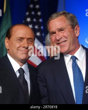 Washington, Vereinigte Staaten. 19. Mai 2004. US-Präsident George W. Bush und Premierminister Silvio Berlusconi aus Italien treten am 19. Mai 2004 beim Gala-Dinner der 16. Jahrestagung der Sons of Italy in Washington, DC, zusammen. Kredit: Ron Sachs/CNP/dpa/Alamy Live News Stockfoto