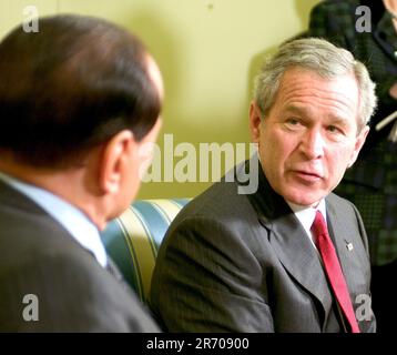 Washington, D.C. - 28. Februar 2006 -- US-Präsident George W. Bush trifft am 28. Februar 2006 im Oval Office des Weißen Hauses den italienischen Premierminister Silvio Berlusconi. Kredit: Ron Sachs/CNP Stockfoto