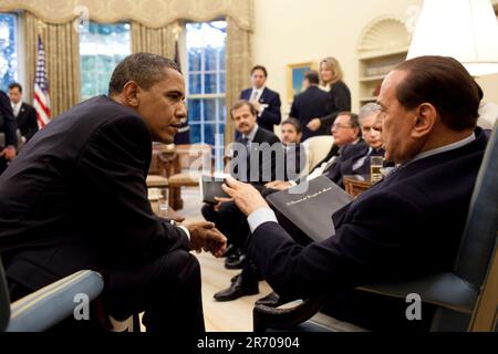 Washington, DC - 15. Juni 2009 -- US-Präsident Barack Obama trifft sich mit dem italienischen Premierminister Silvio Berlusconi im Oval Office des Weißen Hauses am 15. Juni 2009. Erforderliches Guthaben: Pete Souza - Weißes Haus über CNP Stockfoto
