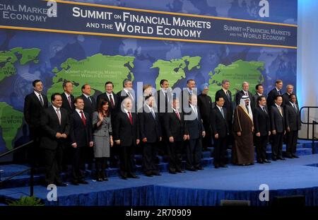 Washington, DC - 15. November 2008 -- Summit on Financial Markets und die führenden Politiker der Weltwirtschaft posieren für ein Klassenfoto im National Building Museum in Washington, DC am Samstag, 15. November 2008. Hintere Reihe, von links nach rechts: Mario Draghi, Vorsitzender des Forums für finanzielle Sicherheit; Ban Ki-Moon, Generalsekretär der Vereinten Nationen; Silvio Berlusconi, Präsident Italiens; Jose Manuel Barroso, Präsident der Europäischen Kommission; Gordon Brown, Premierminister des Vereinigten Königreichs; Angela Merkel, Bundeskanzlerin Deutschlands; Jose Luis Rodriguez Zapatero, Präsident Spaniens und Präsident des Euro Stockfoto