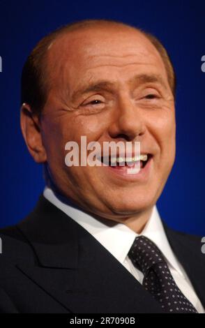 Washington, Vereinigte Staaten. 19. Mai 2004. Ministerpräsident Silvio Berlusconi von Italien tritt am 19. Mai 2004 beim Gala-Dinner der 16. Annual Sons of Italy in Washington auf. Kredit: Ron Sachs/CNP/dpa/Alamy Live News Stockfoto