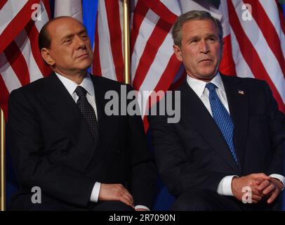 Washington, Vereinigte Staaten. 19. Mai 2004. US-Präsident George W. Bush und Premierminister Silvio Berlusconi treten am 19. Mai 2004 zusammen beim Gala-Dinner mit dem Annual Sons of Italy 16. in Washington, DC, auf. Kredit: Ron Sachs/CNP/dpa/Alamy Live News Stockfoto