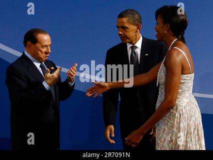 Pittsburgh, Pennsylvania. 24. September 2009. Pittsburgh, PA - 24. September 2009 -- US-Präsident Barack Obama (C) und US-First Lady Michelle Obama (R) begrüßen den italienischen Premierminister Silvio Berlusconi zum Begrüßungsessen für 20-Führer am Donnerstag, 24. September 2009 im Phipps Conservatory in Pittsburgh, Pennsylvania. Heute trafen Staatschefs der führenden Wirtschaftsmächte der Welt zum zweitägigen G-20-Gipfel ein, der im David L. Lawrence Convention Center stattfand und das Wirtschaftswachstum fördern sollte. Guthaben: McNamee/Pool über CNP/dpa/Alamy Live News gewinnen Stockfoto