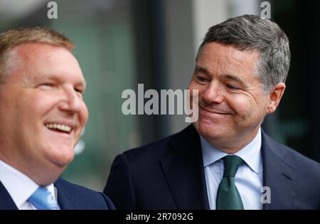 Minister für öffentliche Ausgaben und Reform Paschal Donohoe (rechts) und Minister für Finanzen Michael McGrath, der bei der Ankunft auf der Konferenz des Nationalen Wirtschaftsdialogs in Dublin Castle vor den Medien sprach. Stockfoto