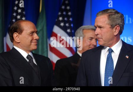 Washington, Vereinigte Staaten. 19. Mai 2004. US-Präsident George W. Bush und Premierminister Silvio Berlusconi aus Italien treten am 19. Mai 2004 beim Gala-Dinner der 16. Jahrestagung der Sons of Italy in Washington, DC, zusammen. Kredit: Ron Sachs/CNP/dpa/Alamy Live News Stockfoto