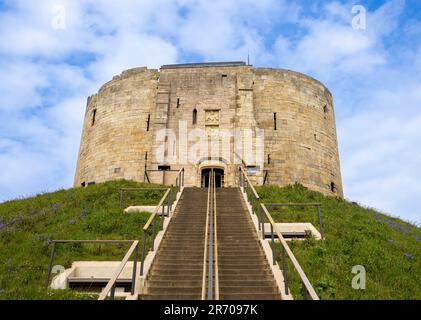 Clifford's Tower wurde vom Erdgeschoss aus gedreht und blickte auf die steilen Stufen nach oben. Stockfoto