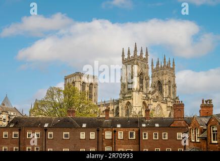 Nord- und Westfassaden des York Minster mit den Purey Cust Stadthäusern im Vordergrund Stockfoto