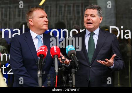 Minister für öffentliche Ausgaben und Reform Paschal Donohoe (rechts) und Minister für Finanzen Michael McGrath, der bei der Ankunft auf der Konferenz des Nationalen Wirtschaftsdialogs in Dublin Castle vor den Medien sprach. Stockfoto