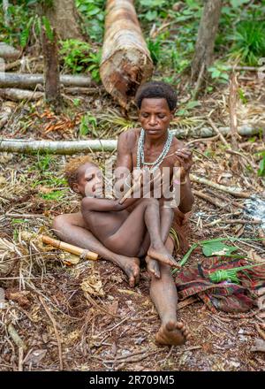 Frau des Korovai-Stammes mit einem Kind. Stamm der Korowai (Kombai, Kolufo). 10. Juni 2016 in Onni Village, Neuguinea, Indonesien Stockfoto