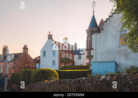 Farbenfrohe Wohnhäuser bei Sonnenuntergang in der charmanten Altstadt des Fischerdorfes Crail, Fife, Schottland, Großbritannien. Stockfoto