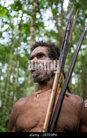 Korowai-Jäger mit Pfeil und Bogen. Stamm der Korowai (Kombai, Kolufo). 10. Juni 2016 in Onni Village, Neuguinea, Indonesien Stockfoto