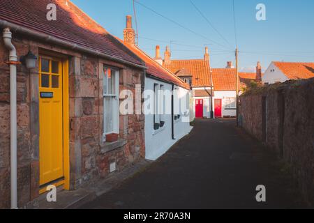 Farbenfrohe Wohnhäuser entlang einer ruhigen Gasse in der malerischen und charmanten Altstadt des Fischerdorfes Crail, Fife, Schottland, Großbritannien Stockfoto