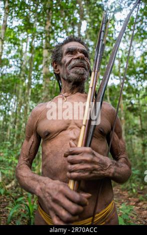 Korowai-Jäger mit Pfeil und Bogen. Stamm der Korowai (Kombai, Kolufo). 10. Juni 2016 in Onni Village, Neuguinea, Indonesien Stockfoto