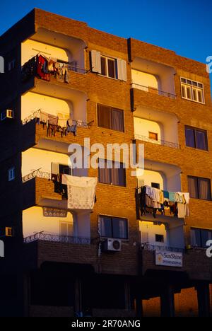 Luxor Egypt Apartmentgebäude mit Waschbecken, die zum Trocknen auf den Balkonen hängen Stockfoto