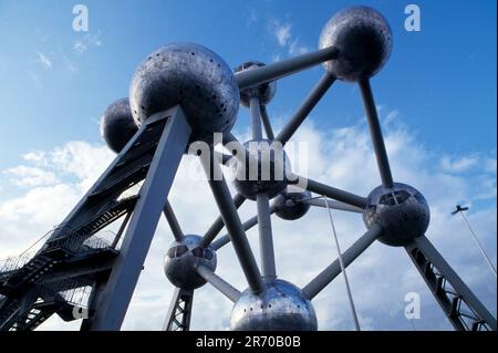 Atomium Brüssel Belgien Jetzt ein internationales Symbol Belgiens wurde es 1958 für die Weltausstellung 58 erbaut und hat Edelstahlkugeln Stockfoto