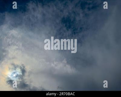 Sturmwolken versteckten die Sonne. Stockfoto