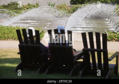 Hamburg, Deutschland. 12. Juni 2023. Bei hellem Sonnenschein können Besucher die Wasserspiele in den Stadtmauern Hamburgs genießen. Das Wetter in Norddeutschland wird in den kommenden Tagen voraussichtlich sommerlich bleiben. Kredit: Ulrich Perrey/dpa/Alamy Live News Stockfoto