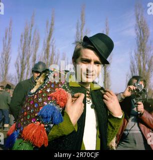 Maramures County, Sozialistische Republik Rumänien, ca. 1980. Mann in traditioneller handgemachter Wollweste. Stockfoto