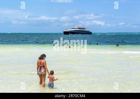 Xcaret Fähre von Isla Mujeres mit Menschen, die im Meer schwimmen, Cancun, Quintana Rood, Mexiko Stockfoto