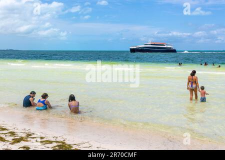 Xcaret Fähre von Isla Mujeres mit Menschen, die im Meer schwimmen, Cancun, Quintana Rood, Mexiko Stockfoto