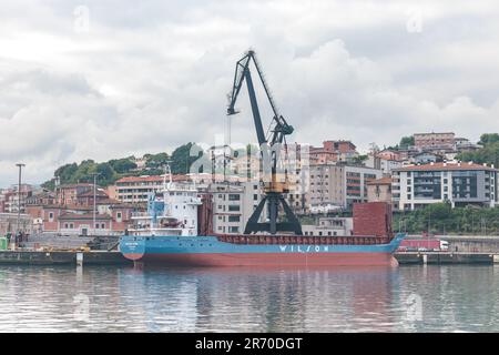 PASAIA, SPANIEN – 12. JUNI 2023: Wilson Gijon General Cargo Ship im Hafen von Pasaia Stockfoto