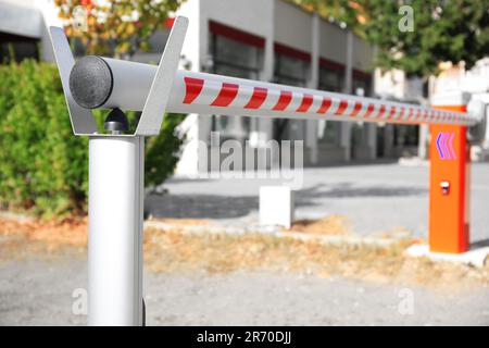 Automatische Auslegersperre an sonnigen Tagen im Freien geschlossen, geschlossen Stockfoto