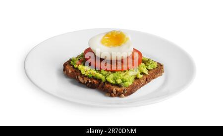 Köstliches Sandwich mit gekochtem Ei, zerdrückter Avocado und Tomatenscheibe isoliert auf Weiß Stockfoto