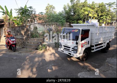 10. Juni 2023, Kulonprogo, Yogyakarta, Indonesien: Ein Mini-Lkw fährt am 12. Juni 2023 vor einem echten Lkw im Dorf eines Einwohners in Kulonprogo, Yogyakarta. Der Lkw verwendet einen modifizierten Motorradmotor. Der Spielzeugwagen ist so konstruiert, dass er im Allgemeinen einem Lkw ähnelt, hat jedoch wesentlich kleinere Abmessungen mit Vorwärts-, Rückwärts- und Hubfunktionen hinter dem Bett. Ein junger Mann namens Imam, Eigentümer von Rimbono Garage, sagte, dass der Zweck der Herstellung des Mini-Lkws anfangs nur darin bestand, Fananfragen in sozialen Medien zu erfüllen. Denn vor der Herstellung von Spielzeugautos war die Karosserie des Lkws rein handgefertigt Stockfoto