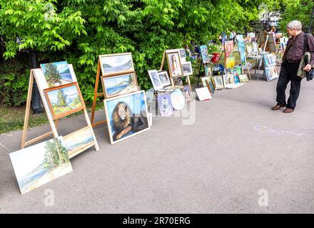 Samara, Russland - 27. Mai 2023: Ausstellungsvernissage über künstlerische Malerei im Freien in einer Straße der Stadt Stockfoto