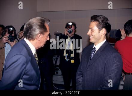 Mailand, Italien. 04. Okt. 2000. Milan, 90s Archiv auf dem Foto: Mike Bongiorno, Piersilvio Berlusconi © Fotogeschäft Kredit: Independent Photo Agency/Alamy Live News Stockfoto