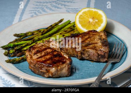 Gegrilltes Lammkotelett Spargel. Schließen. Stockfoto