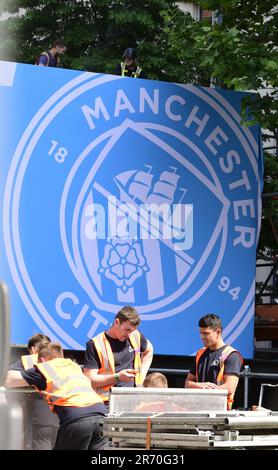 Manchester, Großbritannien. 12. Juni 2023. Der Manchester City Football Club bereitet sich auf eine Bühnenfeier vor, nach einer Busparade mit offenem Oberdeck im Zentrum von Manchester, Großbritannien, um den Sieg der Treble zu feiern: Die Premier League, der FA Cup und die Champions League. Am Samstag besiegte man City Inter Mailand in Istanbul und sicherte sich den Champions League-Sieg. Die Parade der offenen Busse fährt durch das Stadtzentrum von Manchester, und es wird erwartet, dass große Menschenmassen den Sieg ihres Teams anfeuern. Kredit: Terry Waller/Alamy Live News Stockfoto