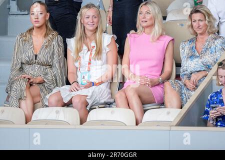 Paris, Frankreich 20230611. Von links: Casper Ruuds Schwestern Caroline und Charlotte sowie seine Freundin Maria Galligani und Mutter Lele Ruud auf den Tribünen während des Tennisfinales im Roland-Garros-Turnier zwischen Casper Ruud und Novak Djokovic aus Serbien. Foto: Beate Oma Dahle/NTB Stockfoto