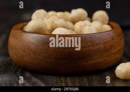 Geschälte Macadamianüsse auf dem Tisch, knusprige getrocknete Macadamianüsse, geschält von dicken und harten Schalen Stockfoto