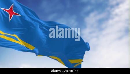 Die Flagge von Aruba winkt im Wind an klaren Tagen. Hellblaues Feld, 2 gelbe Streifen, 4 roter Stern. Farben stehen für Meer, Fülle, Frieden und o Stockfoto