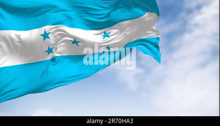 Die Flagge von Honduras winkt gegen einen klaren Himmel. Symbol für Nationalstolz, Identität und Unabhängigkeit. Nahtlose 3D-Renderanimation. Zeitlupenschleife. Ausw Stockfoto