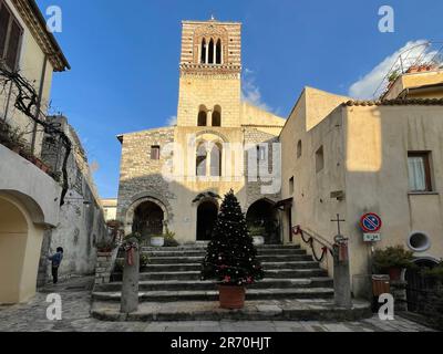 Itri, Italien. Das Äußere der katholischen Kirche St. aus dem 11. Jahrhundert Michael, der Erzengel. Stockfoto