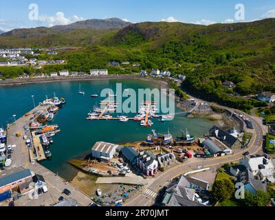 Luftaufnahme von der Drohne des Dorfes Mallaig und des Hafens in Lochaber, Scottish Highlands, Schottland, Großbritannien Stockfoto