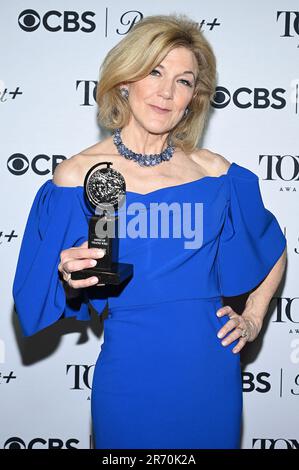 New York, USA. 11. Juni 2023. Victoria Clark, Gewinner des Preises für beste Leistung einer Schauspielerin in einer führenden Rolle in einem Musical für „Kimberly Akimbo“, posiert im Pressesaal während der 76. Annual Tony Awards im Radio Hotel, New York, NY, 11. Juni 2023. (Foto: Anthony Behar/Sipa USA) Guthaben: SIPA USA/Alamy Live News Stockfoto