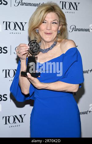 New York, USA. 11. Juni 2023. Victoria Clark, Gewinner des Preises für beste Leistung einer Schauspielerin in einer führenden Rolle in einem Musical für „Kimberly Akimbo“, posiert im Pressesaal während der 76. Annual Tony Awards im Radio Hotel, New York, NY, 11. Juni 2023. (Foto: Anthony Behar/Sipa USA) Guthaben: SIPA USA/Alamy Live News Stockfoto