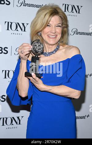 New York, USA. 11. Juni 2023. Victoria Clark, Gewinner des Preises für beste Leistung einer Schauspielerin in einer führenden Rolle in einem Musical für „Kimberly Akimbo“, posiert im Pressesaal während der 76. Annual Tony Awards im Radio Hotel, New York, NY, 11. Juni 2023. (Foto: Anthony Behar/Sipa USA) Guthaben: SIPA USA/Alamy Live News Stockfoto
