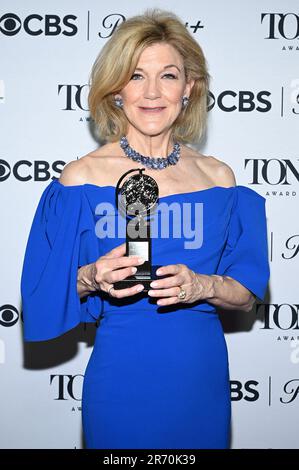 New York, USA. 11. Juni 2023. Victoria Clark, Gewinner des Preises für beste Leistung einer Schauspielerin in einer führenden Rolle in einem Musical für „Kimberly Akimbo“, posiert im Pressesaal während der 76. Annual Tony Awards im Radio Hotel, New York, NY, 11. Juni 2023. (Foto: Anthony Behar/Sipa USA) Guthaben: SIPA USA/Alamy Live News Stockfoto
