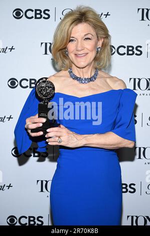 New York, USA. 11. Juni 2023. Victoria Clark, Gewinner des Preises für beste Leistung einer Schauspielerin in einer führenden Rolle in einem Musical für „Kimberly Akimbo“, posiert im Pressesaal während der 76. Annual Tony Awards im Radio Hotel, New York, NY, 11. Juni 2023. (Foto: Anthony Behar/Sipa USA) Guthaben: SIPA USA/Alamy Live News Stockfoto