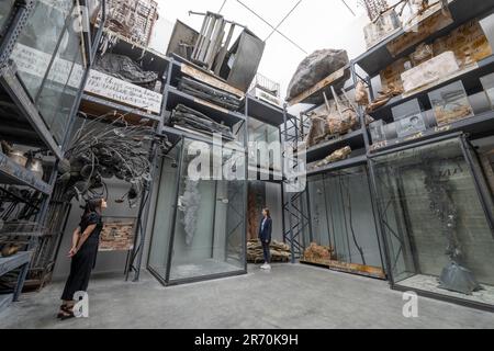 White Cube Bermondsey, London, Großbritannien. 12. Juni 2023. Eine Ausstellung mit neuen Gemälden, Skulpturen und Installationen von Anselm Kiefer, die die Galerien von Bermondsey radikal verändert und von der Faszination des Künstlers mit James Joyces literarischem Meisterwerk Finnegans Wake beeinflusst wurde. Die Ausstellung findet vom 7. Juni bis 20. August statt und umfasst einige riesige Kunstwerke und Installationen. Kredit: Malcolm Park/Alamy Live News Stockfoto