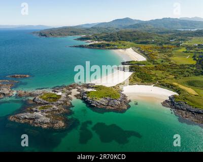 Luftaufnahme von der Drohne des Camusdarach Beach, einem der Silver Sands of Morar in Lochaber, Scottish Highlands, Schottland, Großbritannien Stockfoto